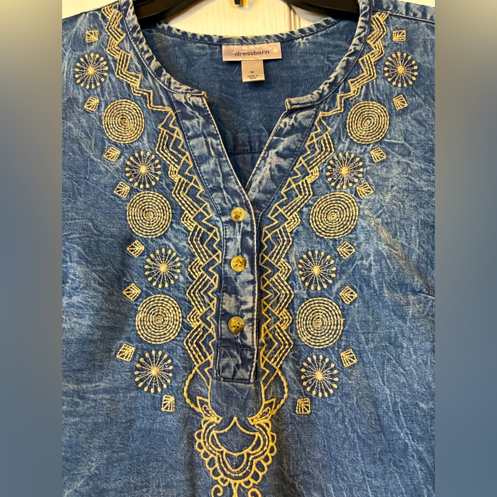 ✨Dress Barn Blue Chambray Embroidered Women's Top💙